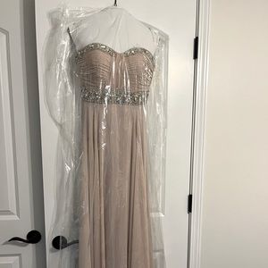 Stunning Tony Bowls formal long dress. This dress is a stunner!